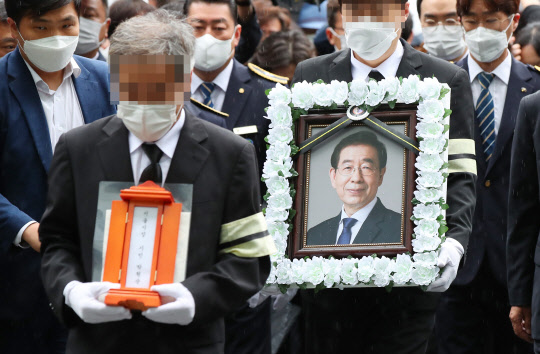 고(故) 박원순 서울시장의 영정이 13일 오전 영결식이 열리는 서울시청에 도착하고 있다.   [연합뉴스]